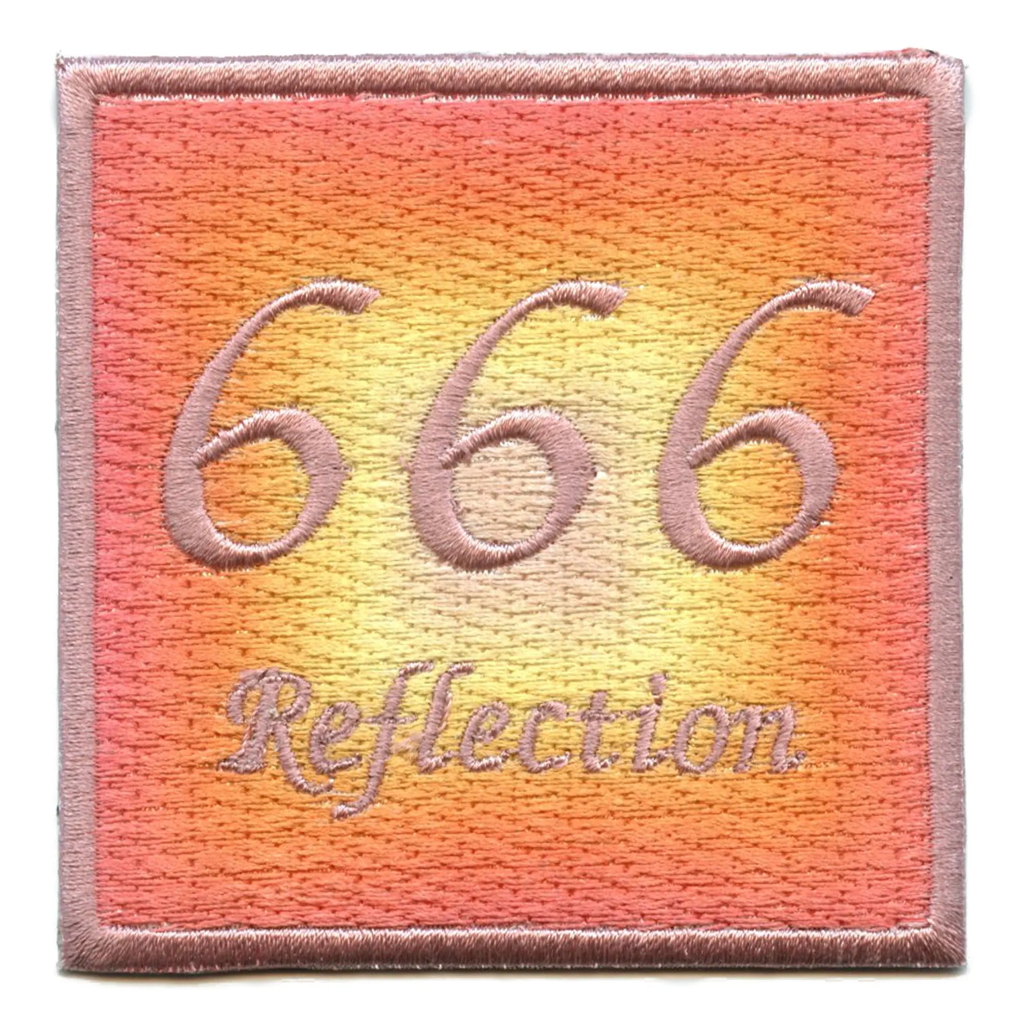 Patch brodé avec les nombres angéliques 666 reflétant la mythologie psychique à repasser
