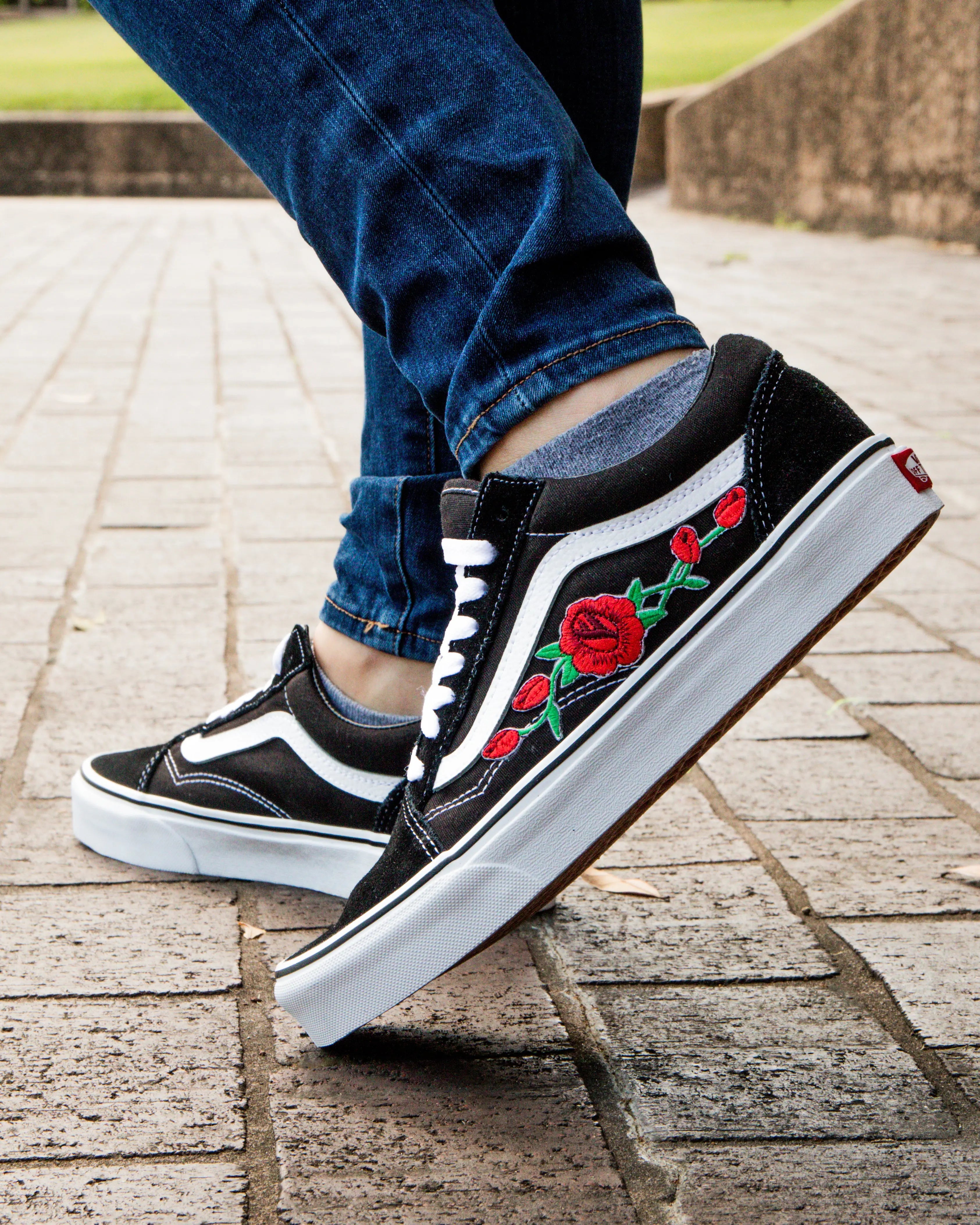 Vans Black Old Skool Red Rose Custom Chaussures faites la main par Patch Collection